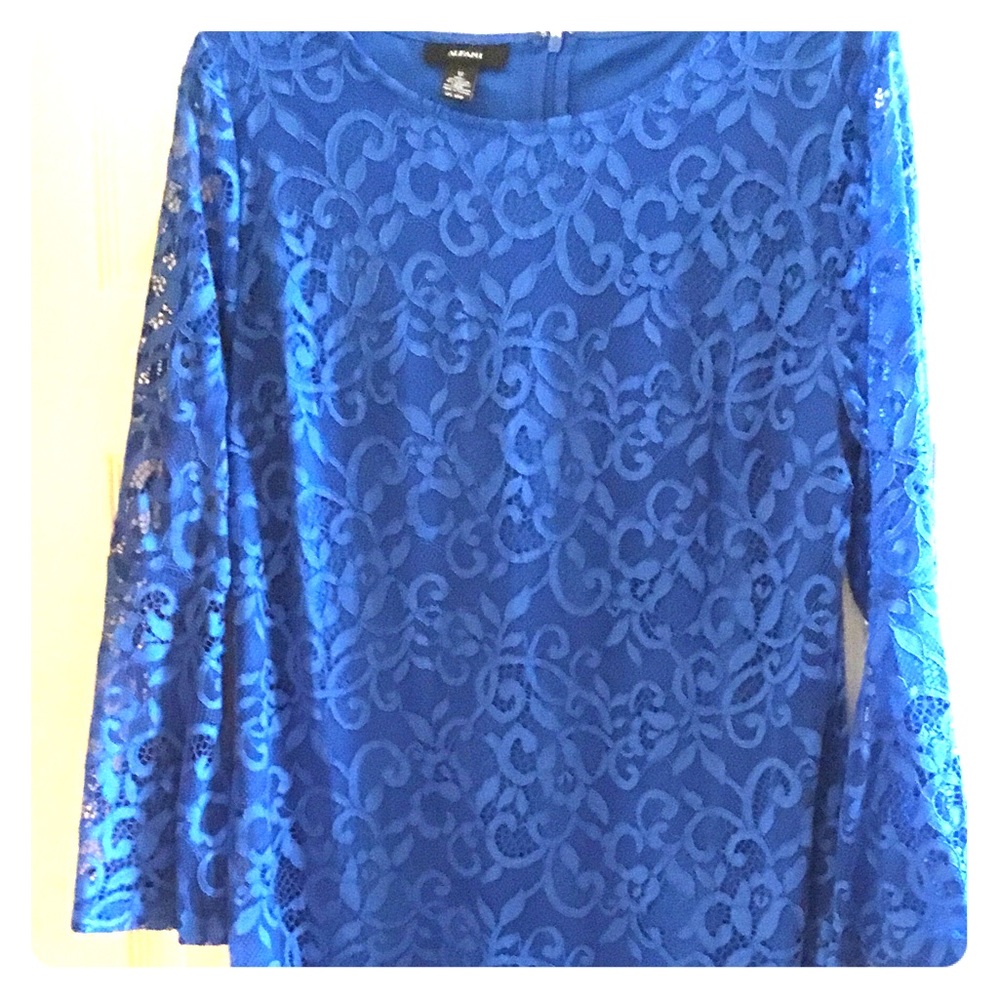 Like new dress. This blue looks fab on everyone!